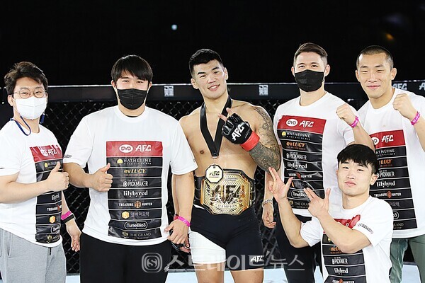 ▲‘AFC 22’ 메인이벤트 미들급 타이틀전에서 고석현(AFC/하바스MMA)이 김재웅(몬스터MMA)을 상대로 승리후 팀동료들과 기념 포토타임을 가졌다. / 양용은 기자 taeji1368@naver.com