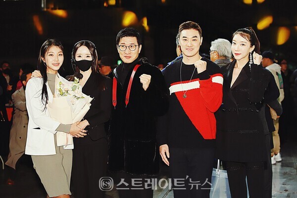 ▲‘AFC 22’를 대회를 마치고 (왼쪽부터) 이종민 닥터-AFC 이민영 이사-이기훈 회장-무술가 유대경(DK YOO)-슈퍼모델 권은진이 기념 포토타임을 가졌다. / 양용은 기자 taeji1368@naver.com