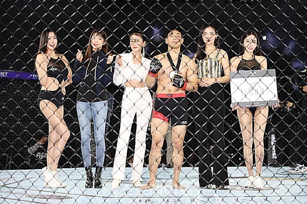 ▲최지수(천안텐스플래닛)가 백승대(팀혼)를 상대로 1라운드 2분 50초 리어네이키드 초크에 의한 탭아웃으로 서브미션승을 거뒀다. (왼쪽부터) 서우희-정하은-권은진-최지수-양혜란-유리안(AFC 22) / 양용은 기자 taeji1368@naver.com