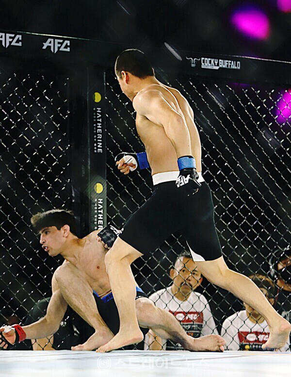 ▲김이고르(FREE)가 살만칸(양주투혼정심관)을 상대로 1라운드 25초 펀치에 의한 레프리스탑으로 TKO승을 거뒀다.(AFC 22 오픈 웨이트 다이다이 최종 결승 2) / 양용은 기자 taeji1368@naver.com