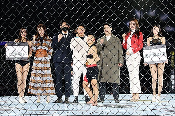 ▲16세 파이터 조준건(TEAM MARCO)이 김태훈(팀혼)을 상대로 1라운드 25초 킥에 의한 레프리스탑으로 TKO승을 거두고 기념 촬영을 하고 있다.(AFC 22) / 양용은 기자 taeji1368@naver.com