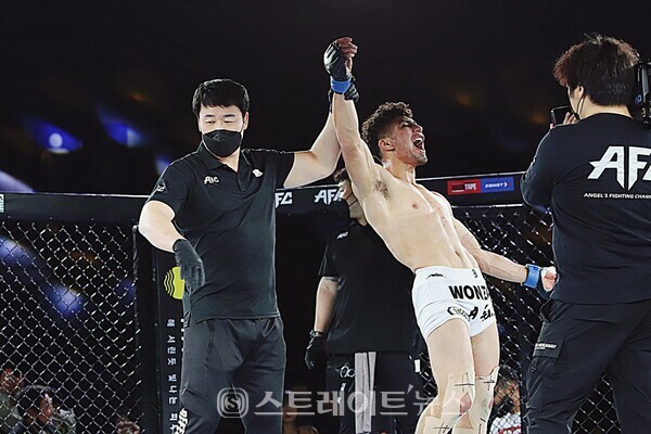 ▲아지백(수원원팀)이 김영우(코리안좀비MMA)를 상대로 경기 종료 후 심판 만장일치 판정승을 거두고 기뻐하고 있다.(AFC 22 오픈 웨이트 다이다이 최종 결승 3) / 양용은 기자 taeji1368@naver.com