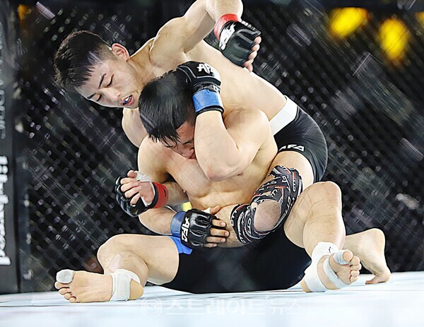 ▲김진민(팀매드)이 박창빈(거제아셀주짓수)을 상대로 2라운드 2분 34초 파운딩에 의한 레프리스탑으로 TKO승을 거뒀다.(AFC 22) / 양용은 기자 taeji1368@naver.com