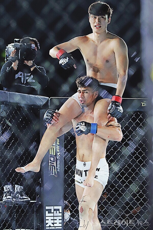 ▲아지백이 판정승을 거두고 김영우를 목마에 태워 케이지를 돌고 있다.(AFC 22 오픈 웨이트 다이다이 최종 결승 3) / 양용은 기자 taeji1368@naver.com 