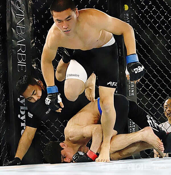 ▲김이고르가 살만칸을 1라운드 25초 만에 라이트 펀치에 의한 레프리스탑 TKO승을 거뒀다.(AFC 22 오픈 웨이트 다이다이 최종 결승 2) / 양용은 기자 taeji1368@naver.com