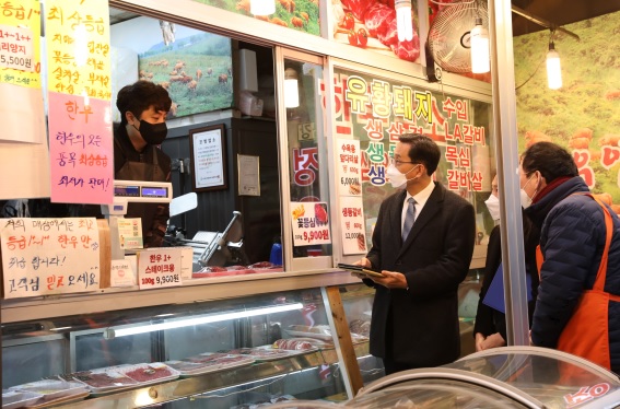 충남 대전 신도시장을 찾아 설 명절 일일 물가조사를 진행 중인 한훈 통계청장. (제공=연합뉴스)