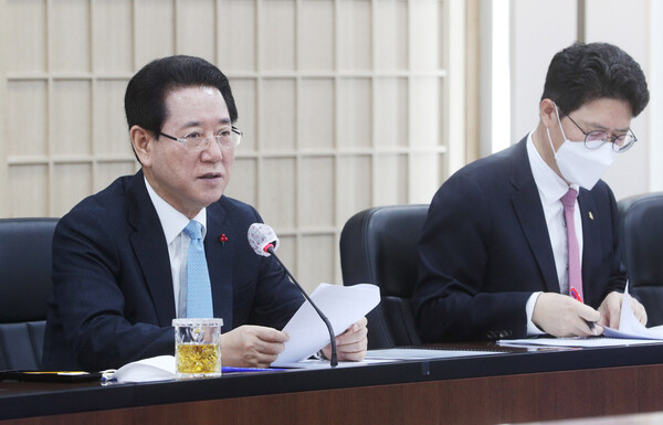 김영록 전라남도지사가 10일 청 서재필실에서 열린 실국장 정책회의에서 발언하고 있다.(시진=전남도)