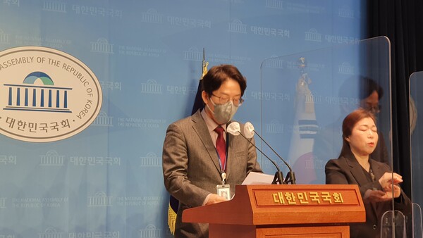 국회소통관에서 정례브리핑을 하고 있는 정환철 국회사무처 공보기획관(사진=이제항 선임기자)