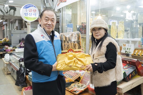 17일 한국중부발전이 보령전통시장에서 “ESG경영 실천을 위한 설 명절 행복나눔 사회공헌활동”을 시행하였다.(김호빈 한국중부발전 사장(왼쪽))