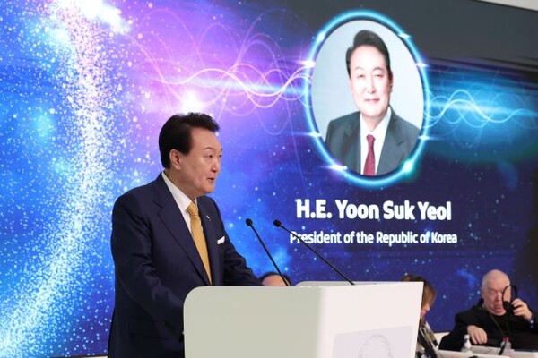 ▲윤석열 대통령이 17일(현지시간) 두바이 미래박물관에서 열린 미래비전 두바이포럼에서 과학기술의 미래비전을 밝히고 있다.(사진=연합뉴스)