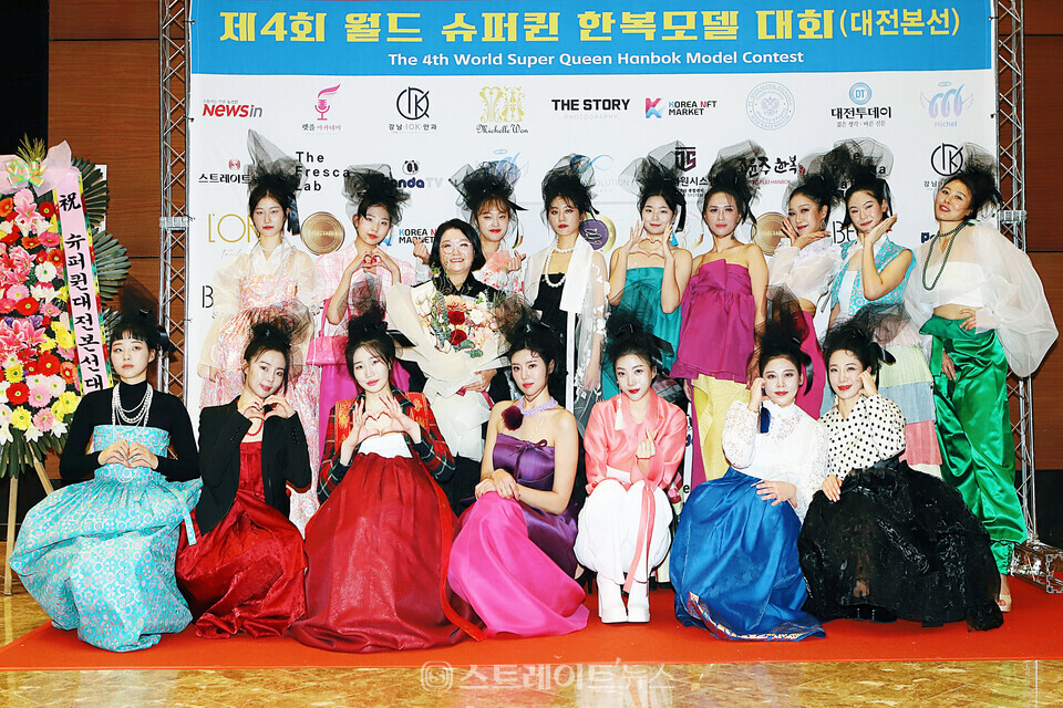 ▲조윤주 한복패션쇼를 마치고 (위쪽 왼쭉부터) 장보금-배지예-조윤주 디자이너-나영-김소영-김수린-전희라-양은영-남선영,신지현 (아래 왼쭉부터) 최하은-도유진-변서진-정유미-정여경-주희랑-장이현(장미리) 단체 기념촬영(제4회 월드 슈퍼퀸 한복모델대회 대전 본선) / 양용은 기자 taeji1368@naver.com