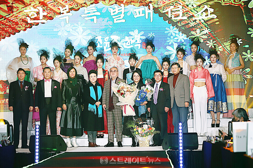 ﻿▲조윤주 한복패션쇼를 마치고 김인배 회장-이종국 대회장-조윤주 디자이너를 비롯해 심사위원들과 한복 모델들이 단체 포토타임을 가졌다.(제4회 월드 슈퍼퀸 한복모델대회 대전 본선) / 양용은 기자 taeji1368@naver.com