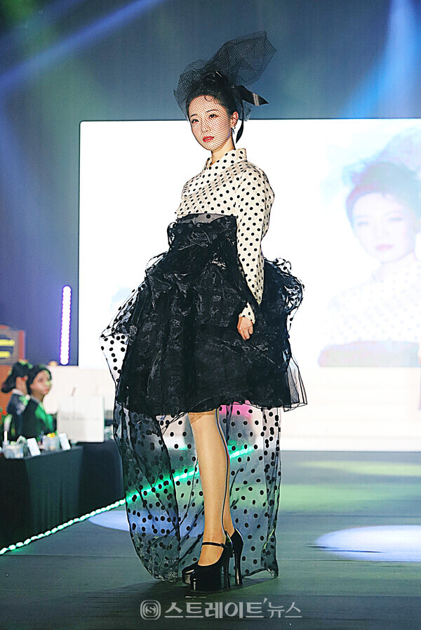 ▲모델 장이현(장미리)이 ‘조윤주 한복패션쇼’에서 멋진 탑포즈를 취하고 있다.(제4회 월드 슈퍼퀸 한복모델대회 대전 본선) / 양용은 기자 taeji1368@naver.com