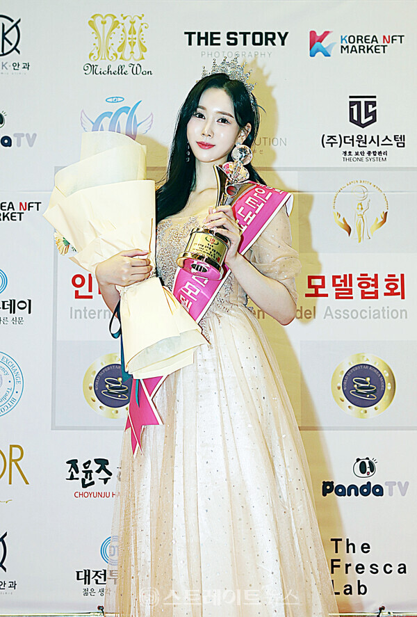 ▲‘제9회 인터내셔널 슈퍼퀸 모델 콘테스트’ 대전 본선 퀸 수상자 김도영이 포토타임을 가졌다. / 양용은 기자 taeji1368@naver.com