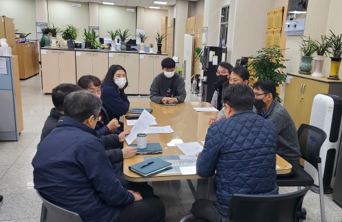 종합허가과가 신속한 인허가 처리를 위해 건축허가 및 공장설립 관련 실무 심의를 논의 하고 있다./사진=김포시청