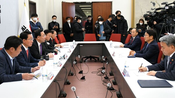 27일 국회 국민의힘 원내대표실에서 강기정 광주시장, 송갑석 의원, 관련 상임위 의원, 정부 부처장이 참석한 가운데 '광주 군공항 이전 관련 현안간담회'이 열렸다.(사진=광주시)
