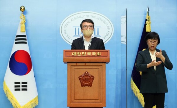 ▲브리핑하는 김의겸 의원(사진=연합뉴스)