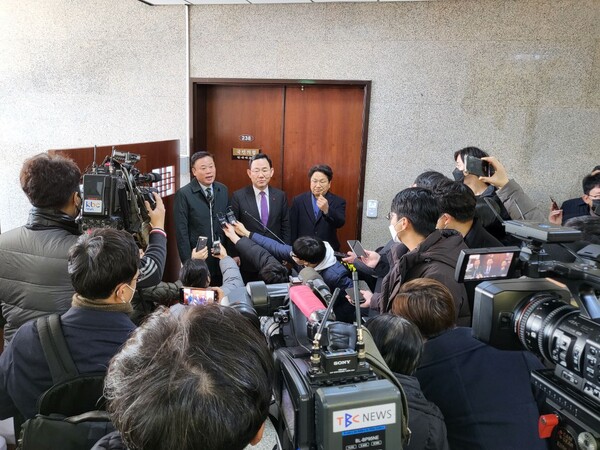 송갑석‧주호영, “대구‧광주 군공항 특별법 2월 동시 통과 위해 최선을 다하겠다”고 밝히고 있다, (사진=송갑석 의원실)
