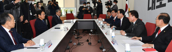 ‘광주 군공항 이전 관련 현안간담회’ 모습(사진=송갑석 의원실)