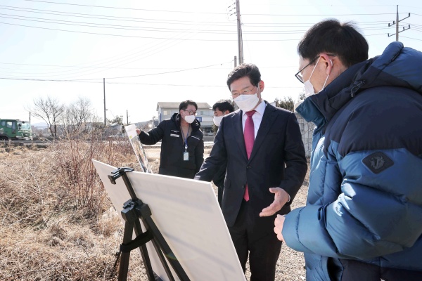 이상일 용인특례시장이 30일 처인구 백암면 ‘팜 앤 포레스트 타운’ 조성 사업 부지 현장을 방문해 사업 추진 현황을 살폈다./사진=용인시청