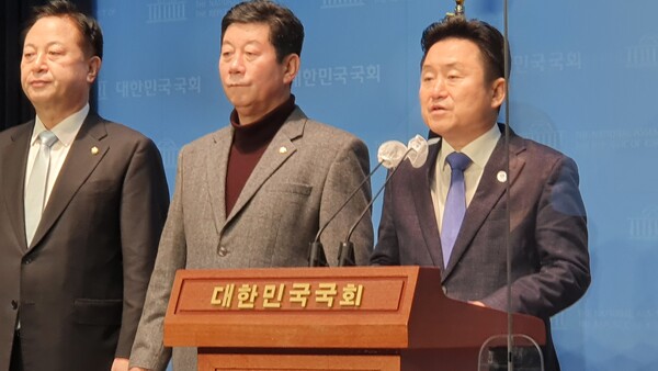 민주당 부산·울산·경남 국회의원 및 부울경 시·도당 일동은 31일 오전 10시 40분경 가덕도 신공항 관련 국회소통관 기자회견을 진행하는 가운데 최인호 의원이 모두발언을 하고 있다.(사진=이제항 선임기자)