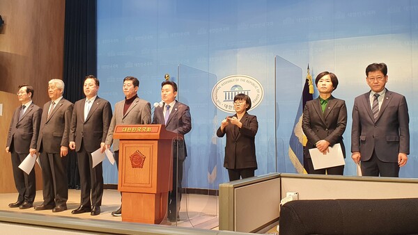 민주당 부산·울산·경남 국회의원 및 부울경 시·도당 일동은 31일 오전 10시 40분경 가덕도 신공항 관련 국회소통관 기자회견을 열고 있다(사진=이제항 선임기자).