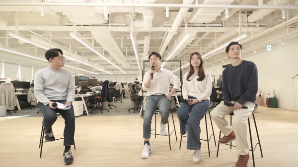 모임통장 출시에 맞춰 기자들의 질문에 답변중인 토스뱅크 관계자들. (왼쪽부터) 이지홍 커뮤니케이션 리더, 홍민택 대표, 김서연 모임타드 프로덕트 오너, 심종경 모임카드 프로덕트 오너(온라인 간담회 캡쳐)