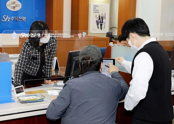 수협은행은 어민들의 금융지원 강화 차원에서 '수산정책자금 원금 상환 1년 유예'신청을 받는다.