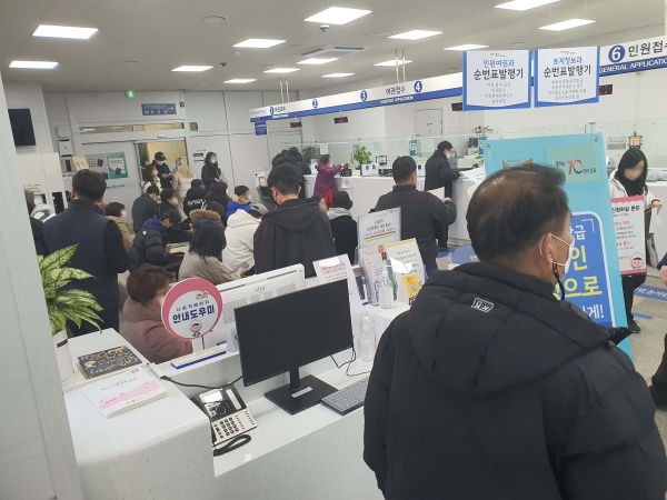 여권 발급을 위해 대기 중인 수 많은 민원인으로 북적거리는 김포시청 민원실./사진=김포시청