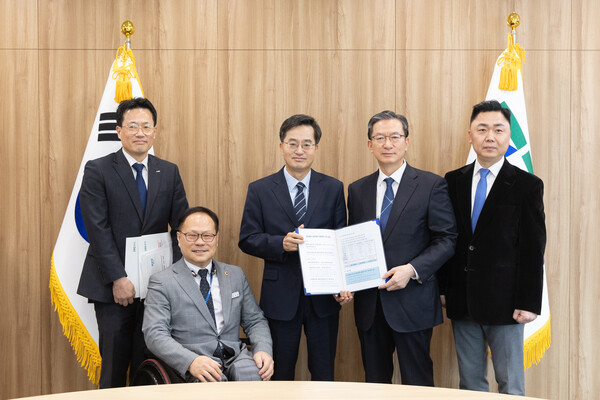 정성호 의원·김동연 지사가 경기북부 공공의료원 설립을 조속히 추진키로 하고 주요 참석자들과 함께하고 있다(사진=정성호 의원실).