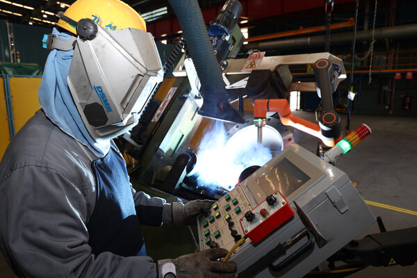 대우조선해양이 개발한 용접 협동로봇을 작업자가 조작하는 모습. 대우조선해양 제공