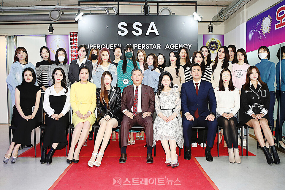 ▲김인배 회장과 임원들 그리고 미즈-미시즈 결선 진출자 단체 촬영(제9회 인터내셔널 슈퍼퀸 모델 콘테스트 오리엔테이션) / 양용은 기자 taeji1368@naver.com