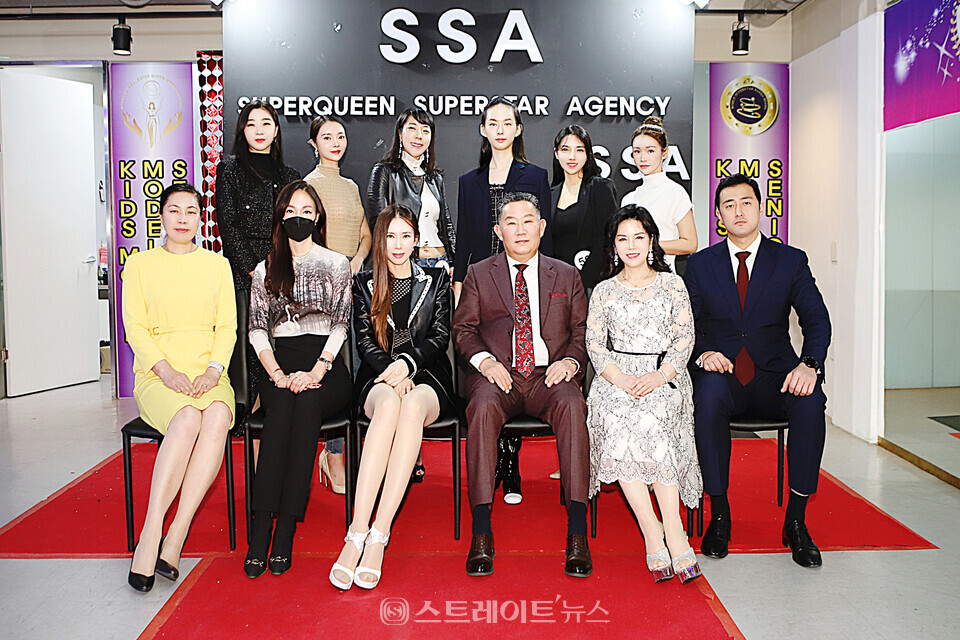 ▲김인배 회장과 임원들 그리고 미스-외국인-비키니 결선 진출자 단체 촬영(제9회 인터내셔널 슈퍼퀸 모델 콘테스트 오리엔테이션) / 양용은 기자 taeji1368@naver.com