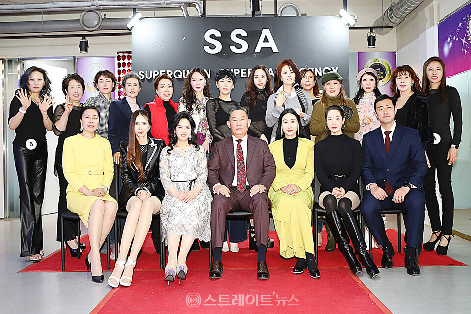 ▲김인배 회장과 임원들 그리고 시니어 A-B 결선 진출자 단체 촬영(제9회 인터내셔널 슈퍼퀸 모델 콘테스트 오리엔테이션) / 양용은 기자 taeji1368@naver.com