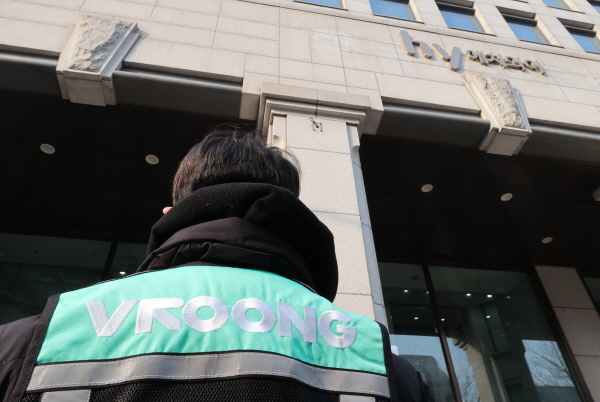 일부 식품업체는 안정적인 수익과 현금보유량을 내세워 M&A의 큰손으로 떠올랐다. 사진은 지난 6일 오전 서울 서초구 hy 본사 앞에서 부릉 지점장들이 본사 매각을 비판하는 기자회견을 하는 모습. 연합뉴스