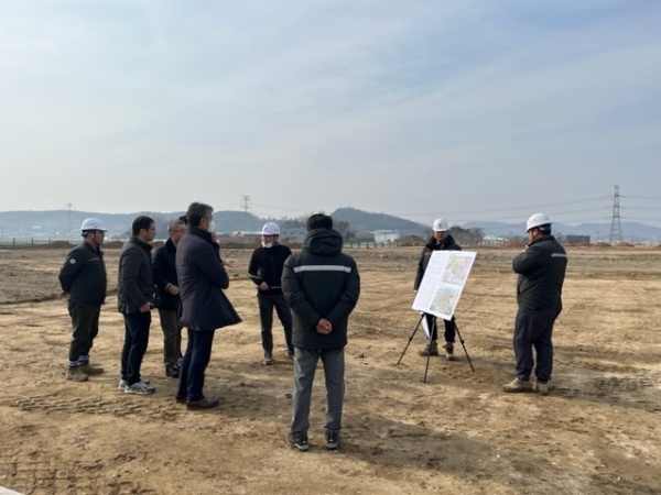 행정국장 공공체육시설 건립현장 현장행정을 하고 있다./사진=김포시청