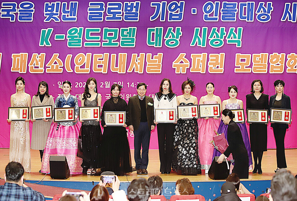 ▲K-월드모델대상 수상자들이 포토타임을 가졌다.(한국결혼장려운동연합 결혼장려포럼 국회 패션쇼) / 양용은 기자 taeji1368@naver.com