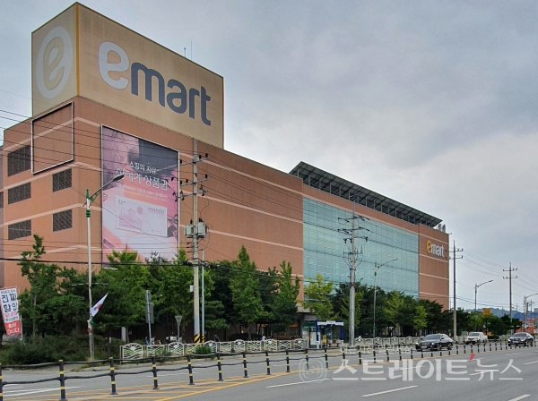 ◇'안성아양 흥화하브' 도보 거리에 있는 이마트 안성점. (사진=이준혁 기자)