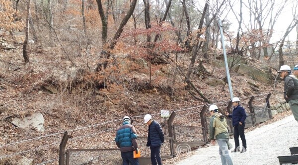 고양시 관계자들이 해빙기 취약시설 안전점검 하고 있다./사진=고양시청