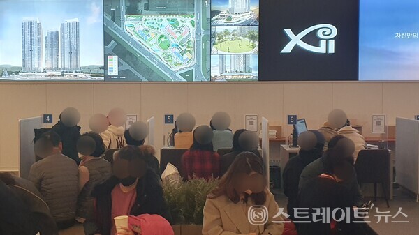 ◇'복대자이 더 스카이'의 견본주택 내 붐비는 상담창구. (사진=이준혁 기자)