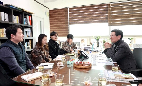 이상일 용인특례시장이 청년정책네트워크 간담회에서 청년의 시정 참여 확대를 위한 대화를 나누고 있다./사진=용인시청