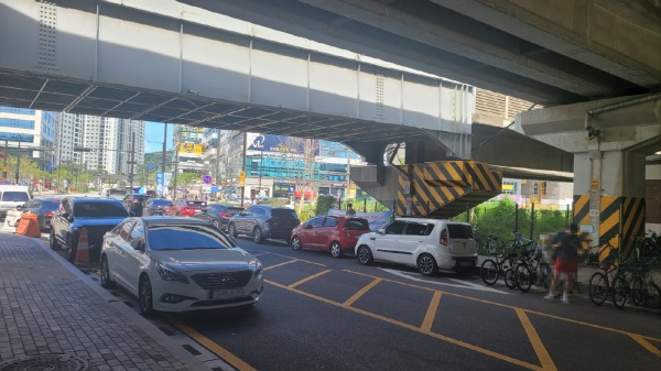 지축역 하부 무단주차 모습./사진=고양시청