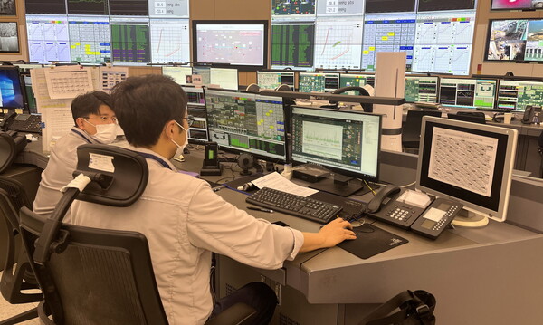     한국남동발전 영흥발전본부 중앙제어실에서 발전운전원이 발전설비 운전현황을 모니터링 하고 있다.