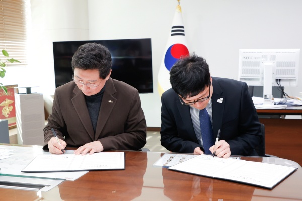 이상일 용인특례시장이 굿네이버스 경기용인지부와 업무협약서에 서명을 하고 있다./사진=용인시청