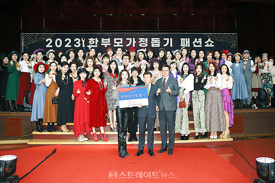 ▲제11회 유니버셜 모델협회 한부모 가정돕기 패션쇼를 마치고 김수정 협회장-이필형 동대문구청장-실버아이TV 이재원 대표를 비롯해 미시즈, 시니어 모델 70여명 단체 기념촬영 / 양용은 기자 taeji1368@naver.com