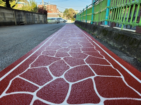 용인특례시가 어린이 보행안전을 위해 처인구 양지초 후문에 도막형바닥재를 설치했다/사진=용인시청