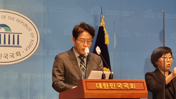 국회사무처 정환철 공보기획관은 20일 오전 11시에 2월 4주차 국회소통관 정례브리핑을 통해 국회 본회의 및 상임위 일정 등을 발표하고 있다(사진=이제항 선임기자)