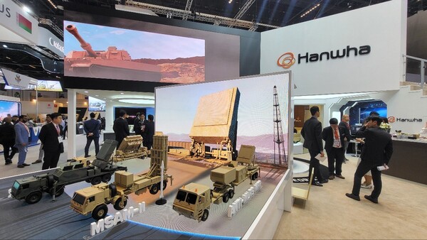 IDEX 2023 현장에 전시된 한화시스템의 대공방어용 다기능레이다 시리즈. 한화그룹 제공