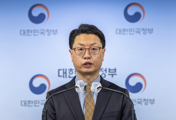 홍진배 과학기술정보통신부 네트워크정책실장이 지난달 31일 오후 서울 종로구 정부서울청사에서 5G(28GHz) 신규사업자 진입 지원 방안을 발표하고 있다. 연합뉴스