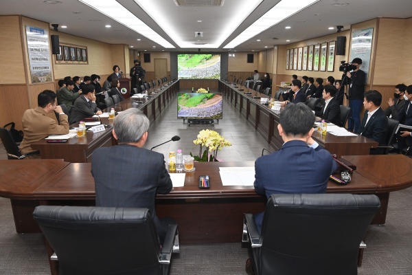 김병수 김포시장은 지난 20일 민선8기 들어 처음 열린 ‘서부수도권행정협의회’에서 부회장으로 선출됐다. 사진 상 왼쪽 두 번째가 김병수 시장이다./사진=김포시청